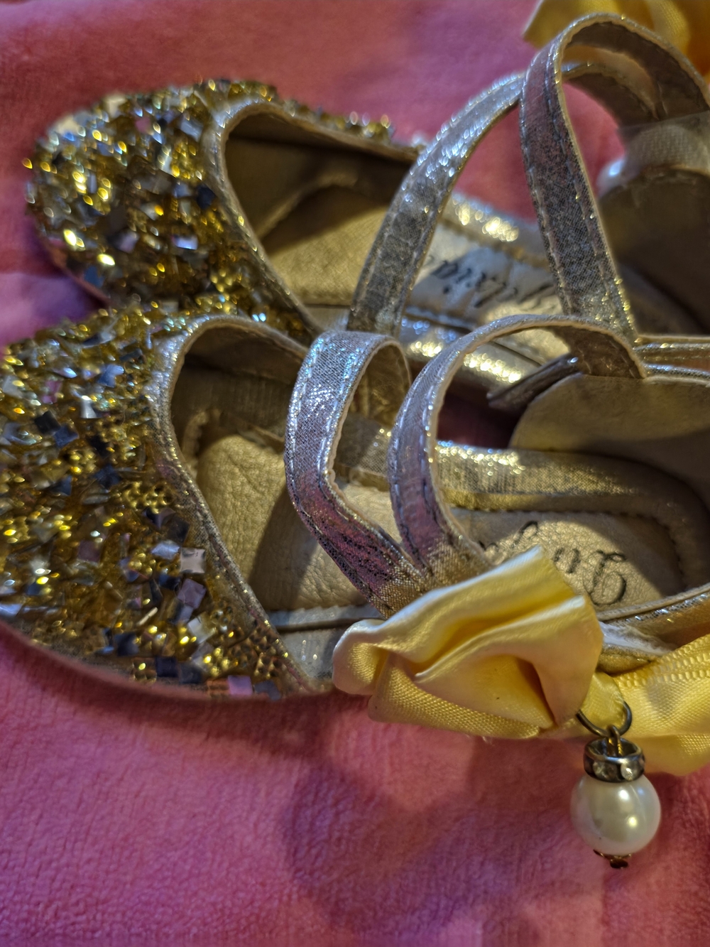 Gold Sequinced bow dress shoes for girl sz6 toddlers
